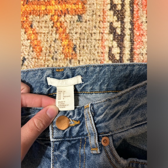 H&M distressed denim jeans size 4! - Picture 3 of 6